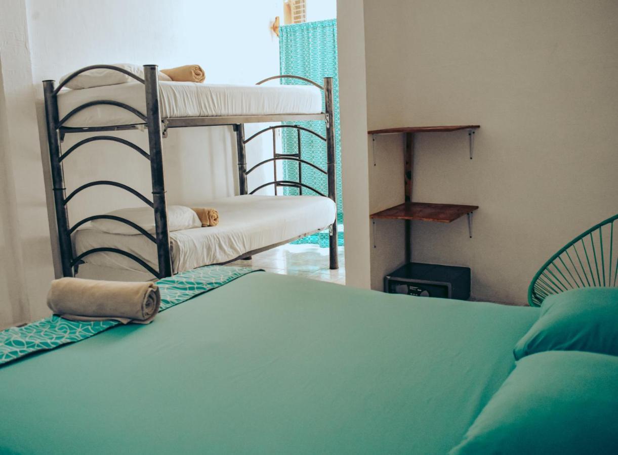 Les Trois Singes - Friendly Hostel Isla Mujeres Exterior photo