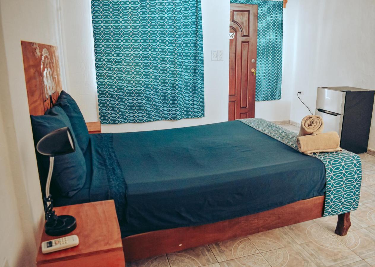 Les Trois Singes - Friendly Hostel Isla Mujeres Exterior photo