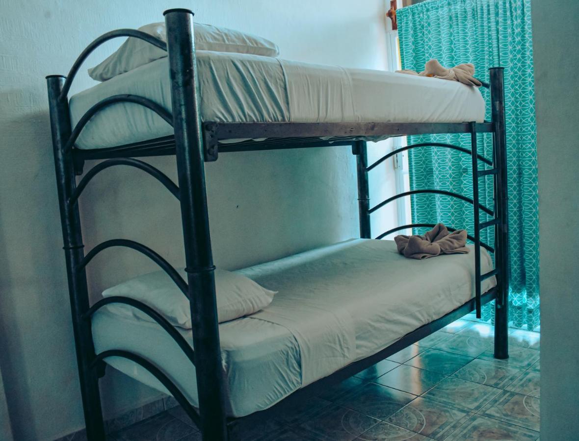 Les Trois Singes - Friendly Hostel Isla Mujeres Exterior photo